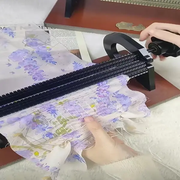 Fabric Pleating Tool, a Simple Pleating Tool, Highly Versatile, and Ideal for DIY Clothing Projects and Ruffle Sewing Machine Projects.